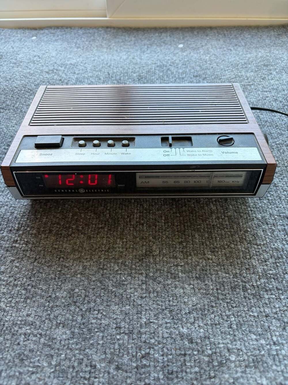 General Electric AM/FM Digital Alarm Clock Radio Model 7-4633 D